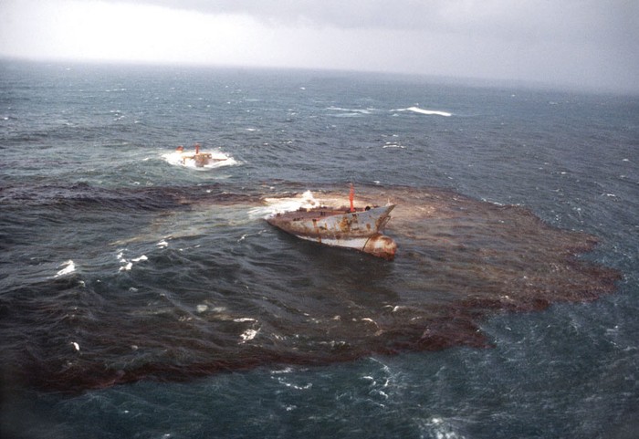 Một vụ tràn dầu trên vùng biển Singapore